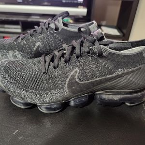 Nike men's black vapormax size 9.5